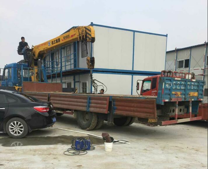 住人集裝箱安裝現(xiàn)場